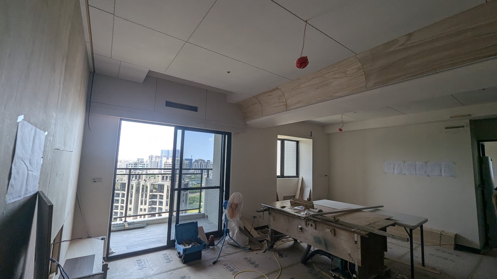 桃園青埔新成屋客廳天花與牆面木作施工現場
